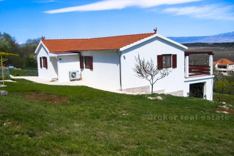 La casa, su due piani e un balcone