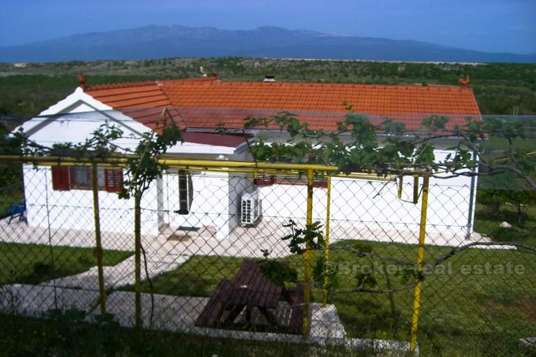 Dom, na dwóch kondygnacjach i balkon