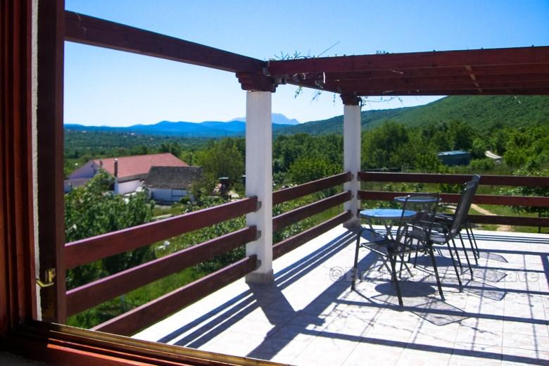 La casa, su due piani e un balcone
