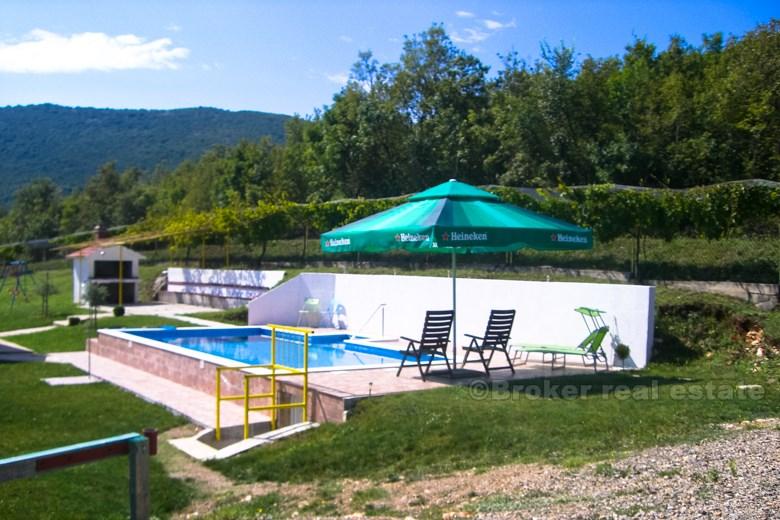 Kuća na dvije etaže i balkonom