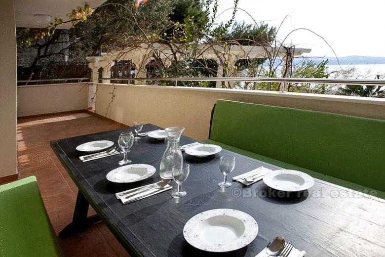 Maison / villa avec piscine, première rangée de la mer