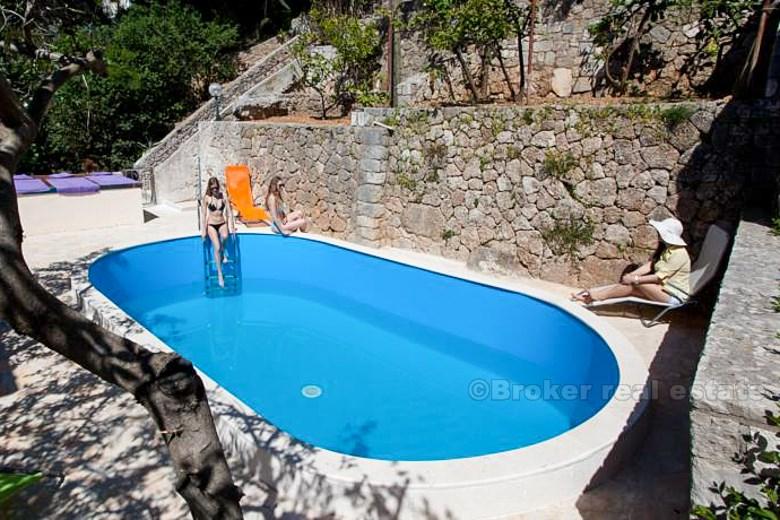 Maison / villa avec piscine, première rangée de la mer