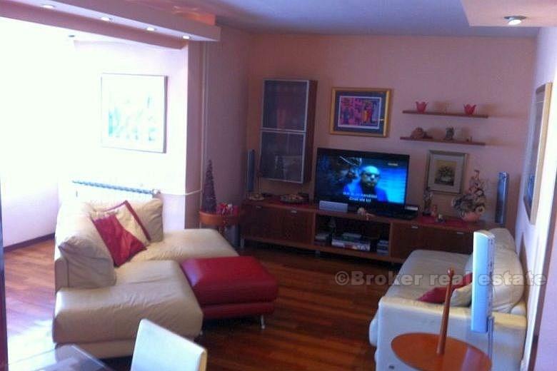 Современная трехкомнатная квартира