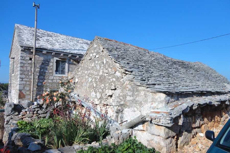 The old stone house with a garden