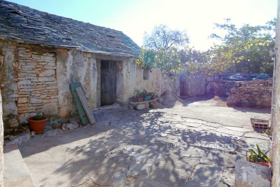 The old stone house with a garden