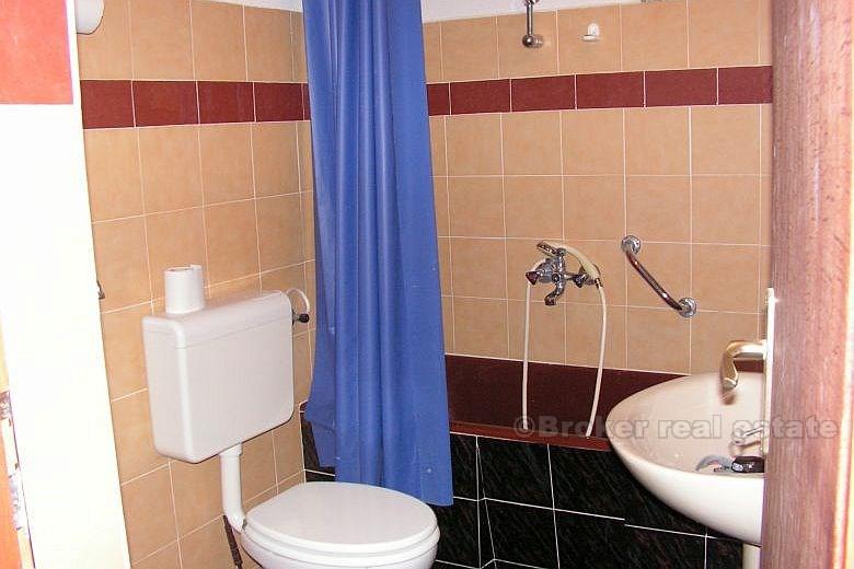 La maison sur 3 étages, à vendre
