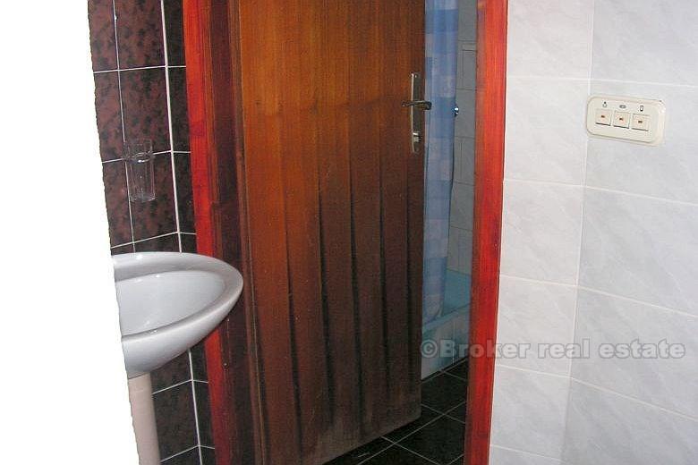 La maison sur 3 étages, à vendre
