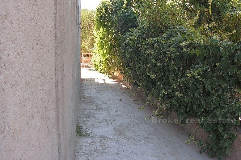 Kuća na 3 etaže, na prodaju