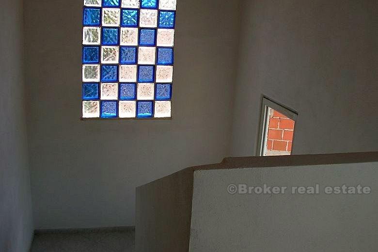 Kuća na 3 etaže, na prodaju