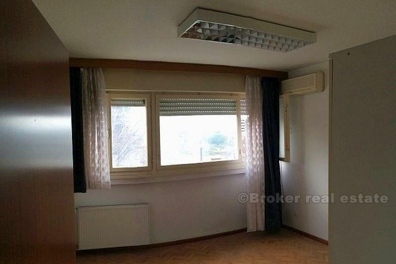 Apartament z trzema sypialniami / hostel / biuro, na sprzedaż