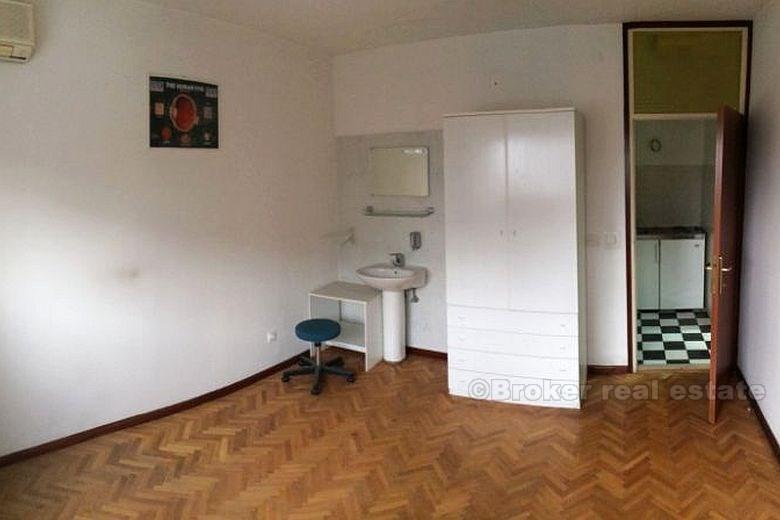 Apartament z trzema sypialniami / hostel / biuro, na sprzedaż