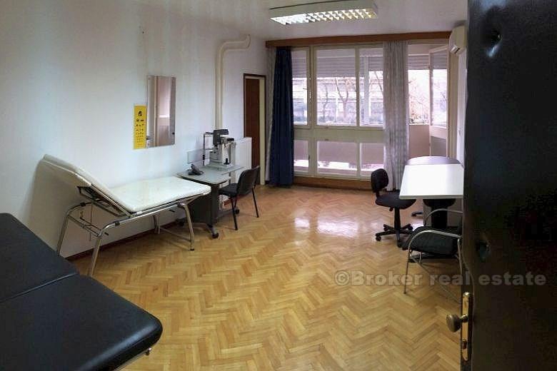 Apartament z trzema sypialniami / hostel / biuro, na sprzedaż