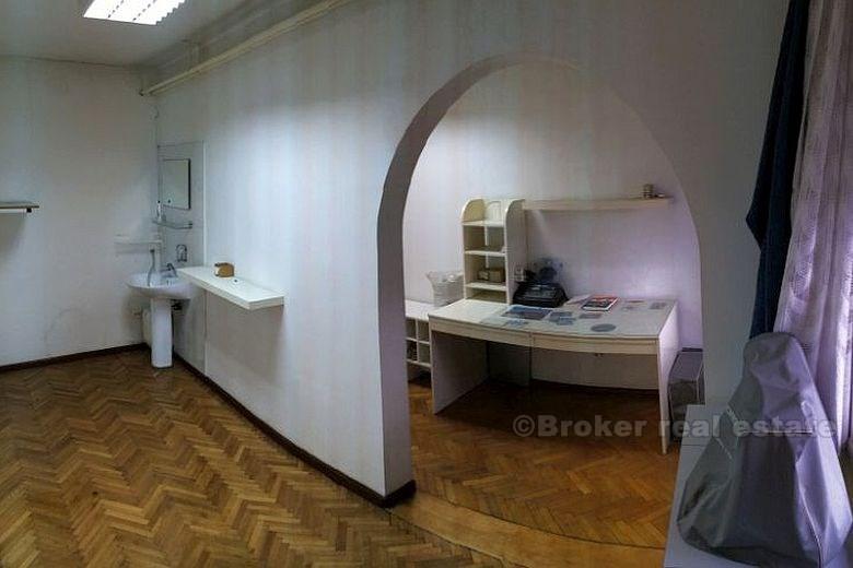 Apartament z trzema sypialniami / hostel / biuro, na sprzedaż