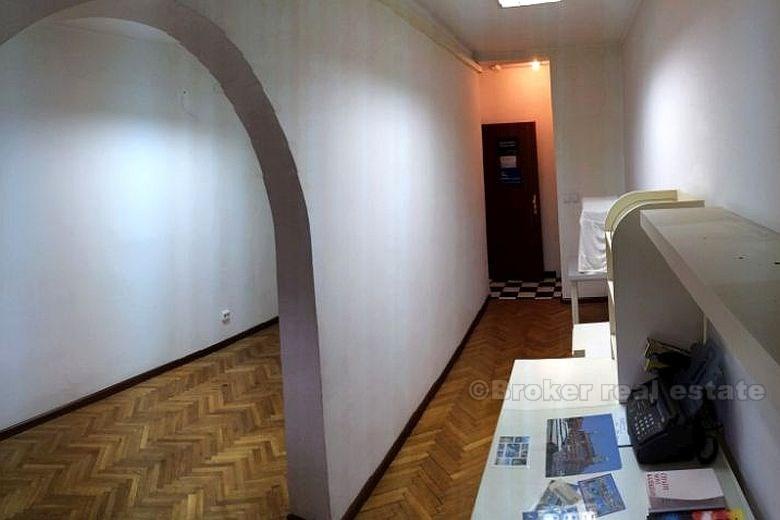 Tre camere da letto ufficio / ostello / ufficio, in vendita