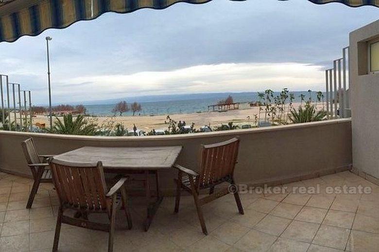 Appartement de deux chambres dans la première rangée de la mer