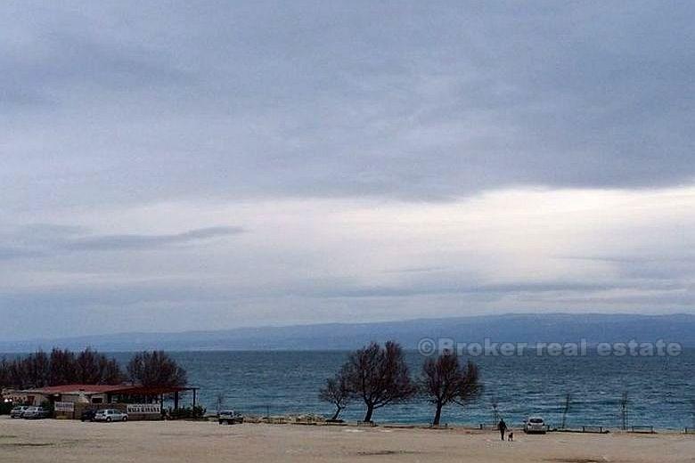 Appartement de deux chambres dans la première rangée de la mer