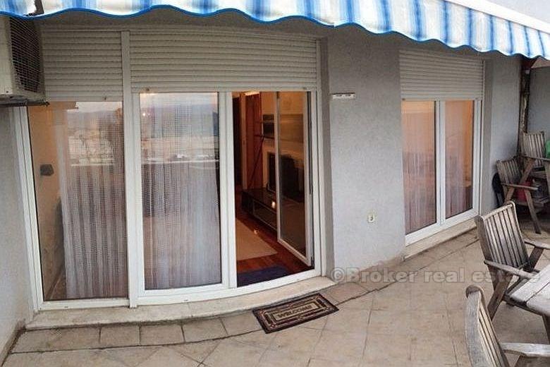 Appartement de deux chambres dans la première rangée de la mer