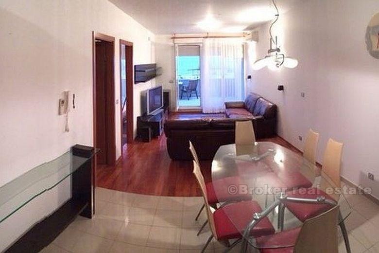 Appartement de deux chambres dans la première rangée de la mer