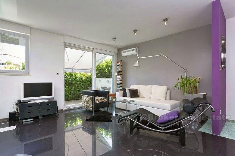 Apartman prvi red do mora, na prodaju