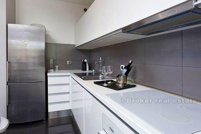 Apartman prvi red do mora, na prodaju
