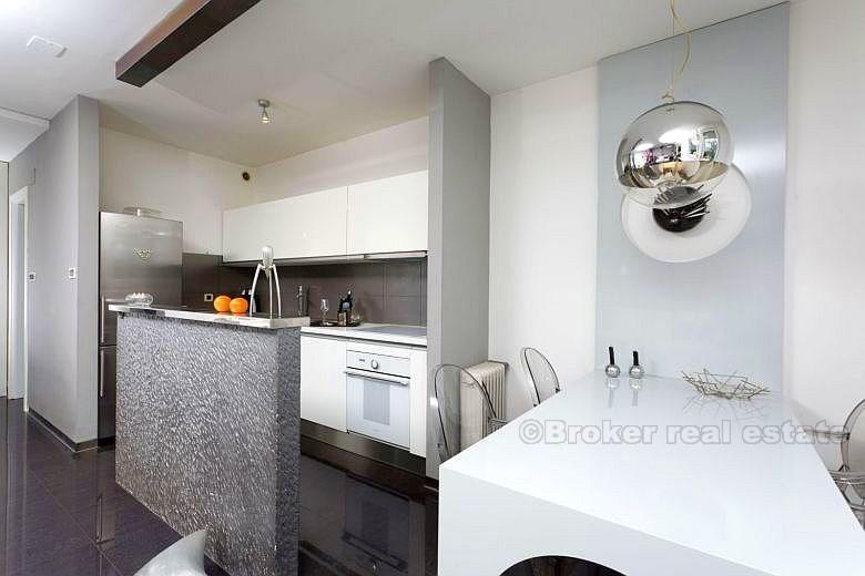 Apartman prvi red do mora, na prodaju