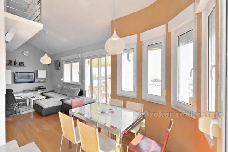 Меблированная и оборудованная трехкомнатная квартира, на продажу