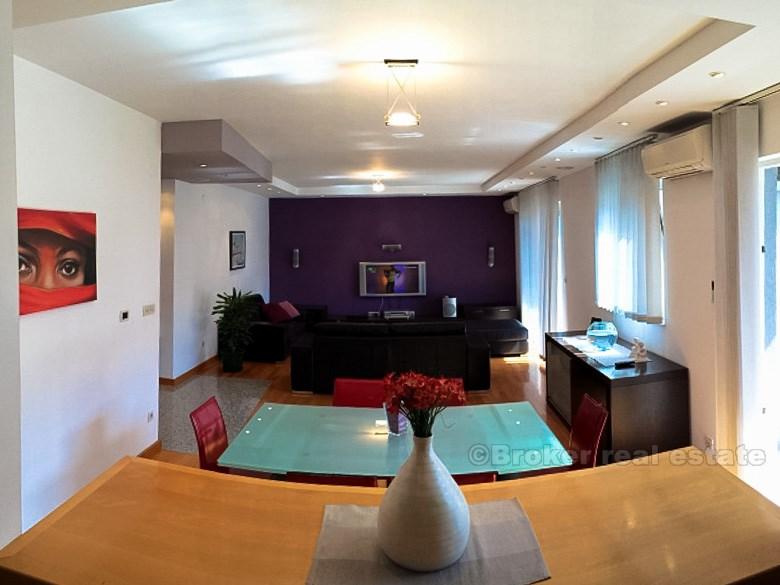 Lusso appartamento con tre camere da letto