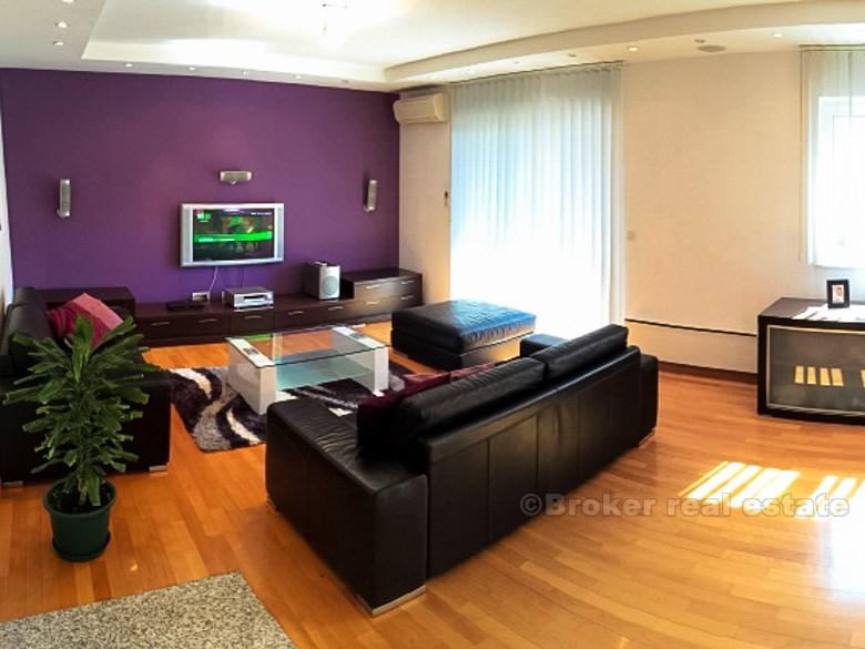Lusso appartamento con tre camere da letto