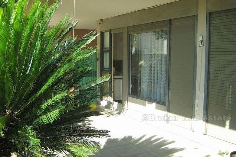Dwupoziomowy apartament z ogrodem, na sprzedaż