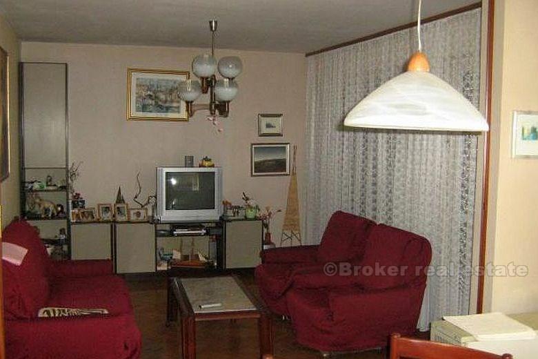 Duplex lägenhet med trädgård, till försäljning