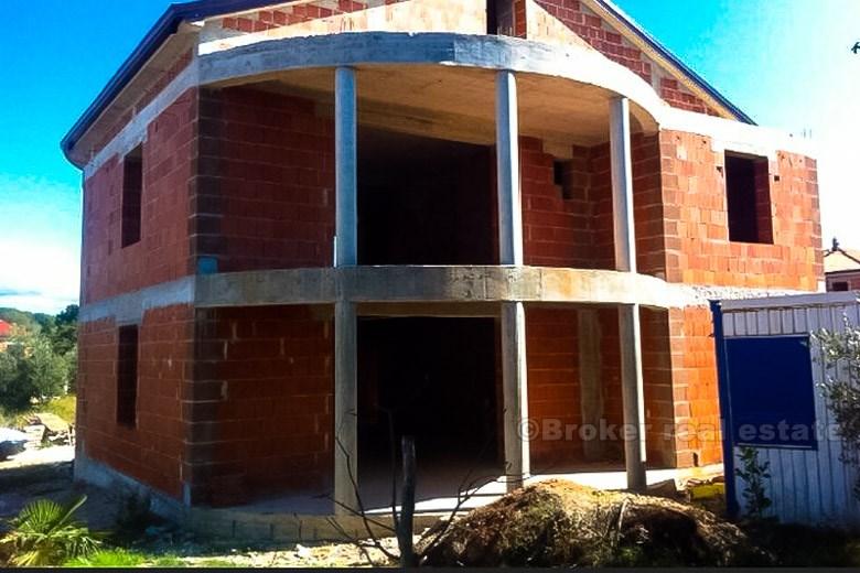 Hus under uppförande, till salu