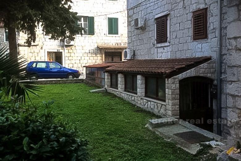 Kamena kuća sa vrtom, na prodaju