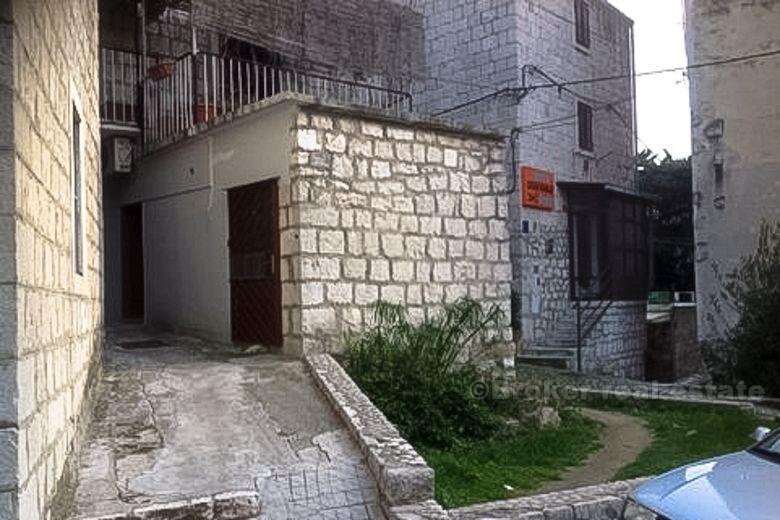 Maison en pierre avec jardin, à vendre