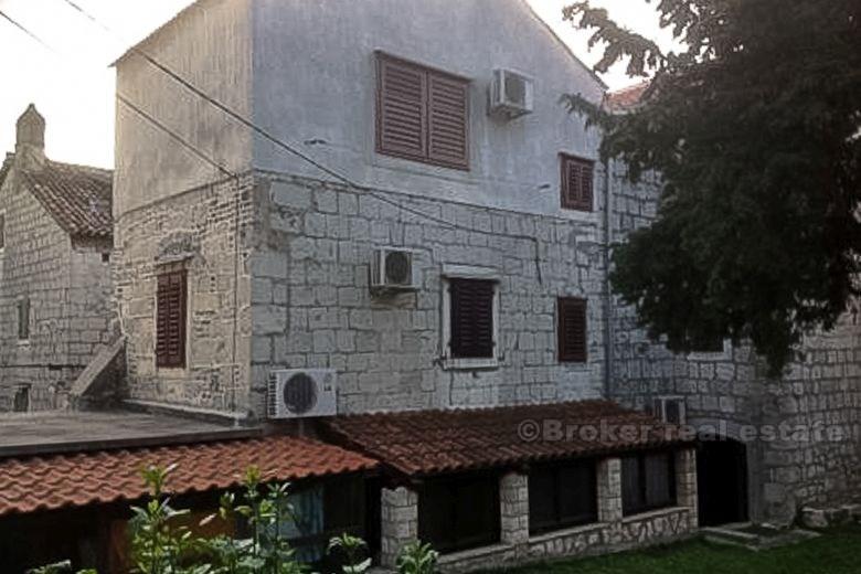 Steinhaus mit Garten, zum Verkauf