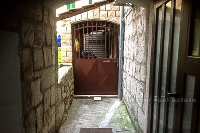 Kamena kuća sa vrtom, na prodaju