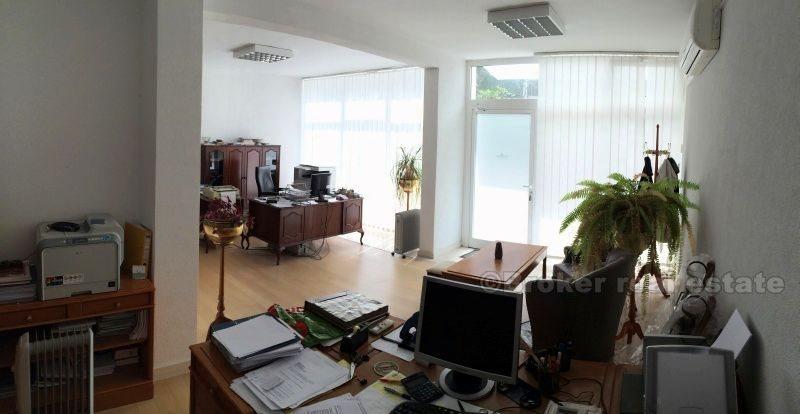 Espace bureau situé au rez-de-chaussée, à vendre