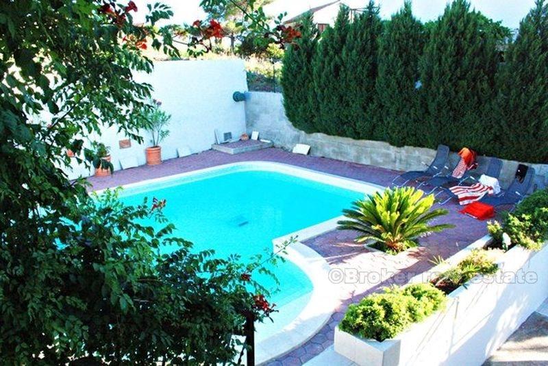 Vila s bazenom, na prodaju