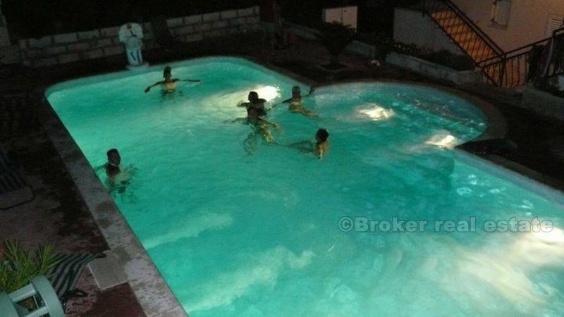 Willa z basenem, na sprzedaż