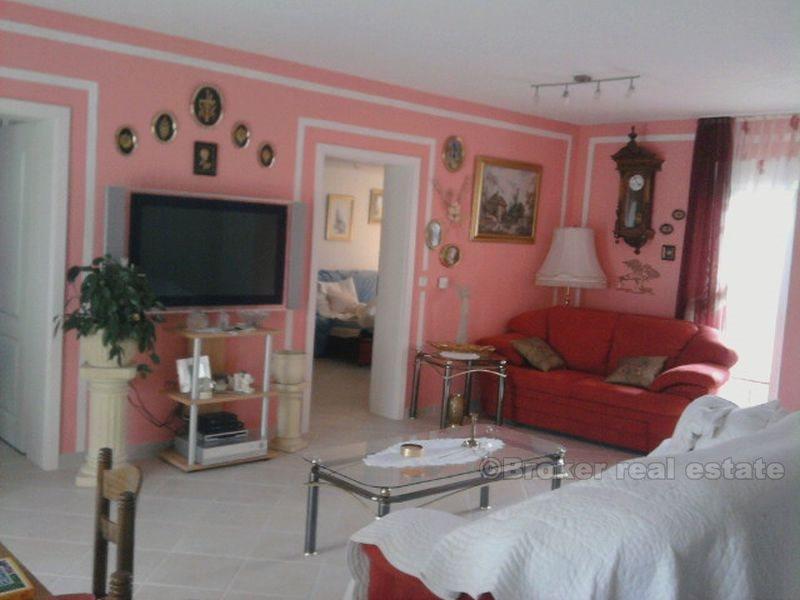 Villa med svømmebasseng, til salgs