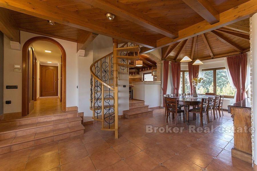 Appartement de quatre chambres avec piscine, à vendre