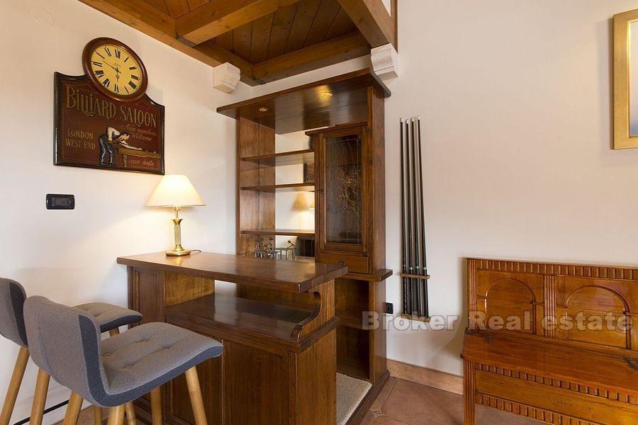 Fire-roms leilighet med basseng, til salgs