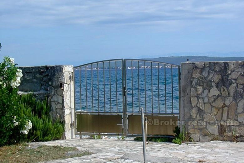 Attractive villa by the sea, for sale