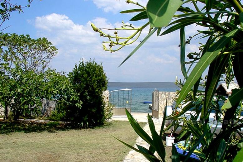 Belle villa au bord de la mer, à vendre