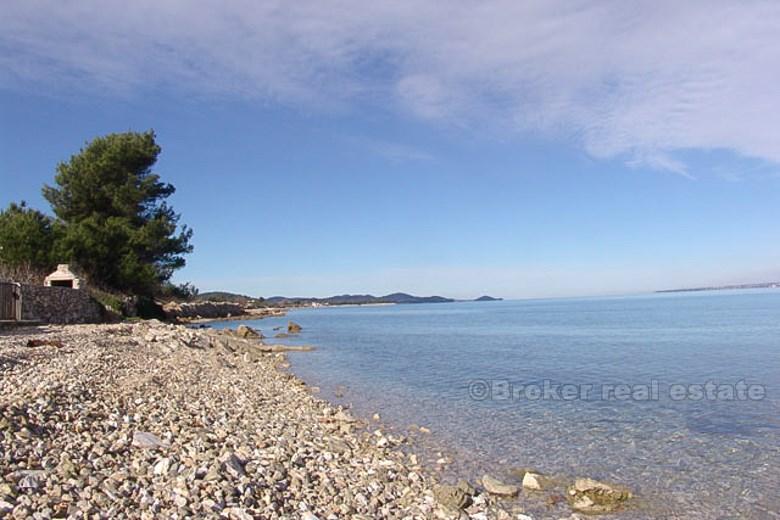 Belle villa au bord de la mer, à vendre