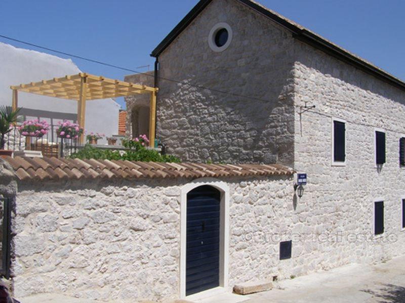 Bella casa in pietra con piscina