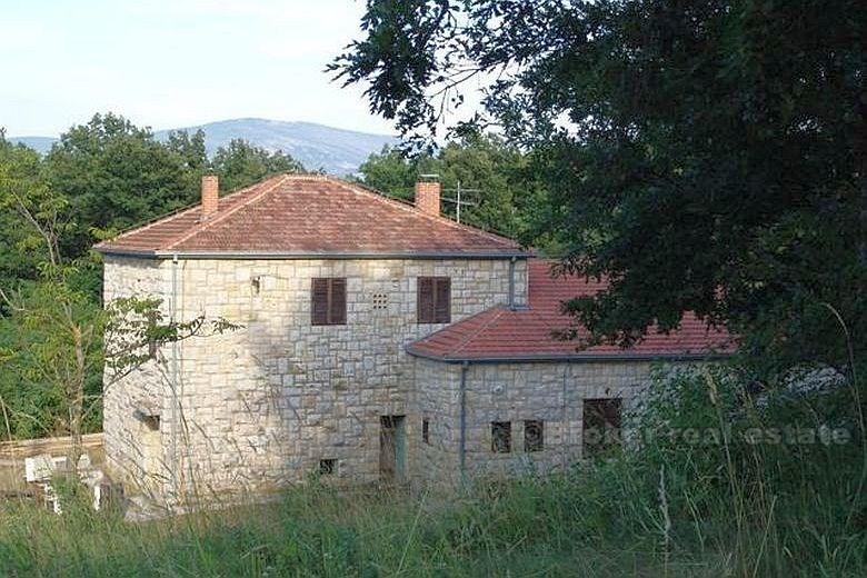 Zgrada sa 15 soba - idealno za starački dom