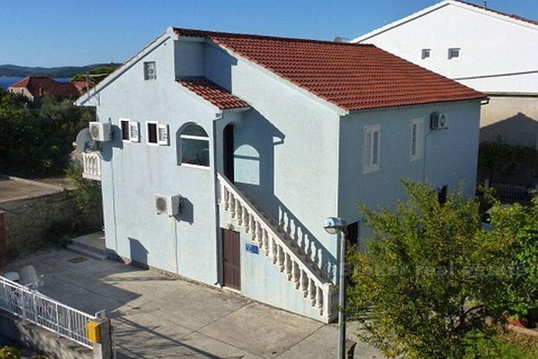 Casa indipendente con quattro appartamenti, in vendita