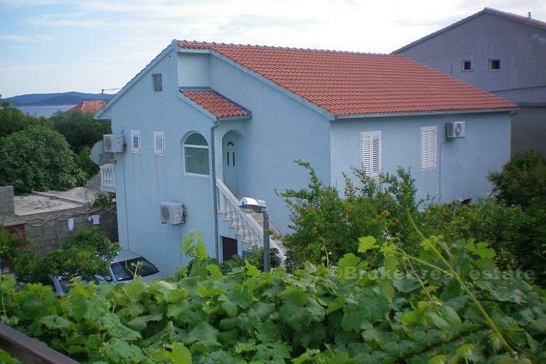 Frittliggende hus med fire leiligheter, til salgs