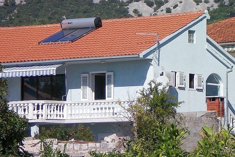 Casa indipendente con quattro appartamenti, in vendita