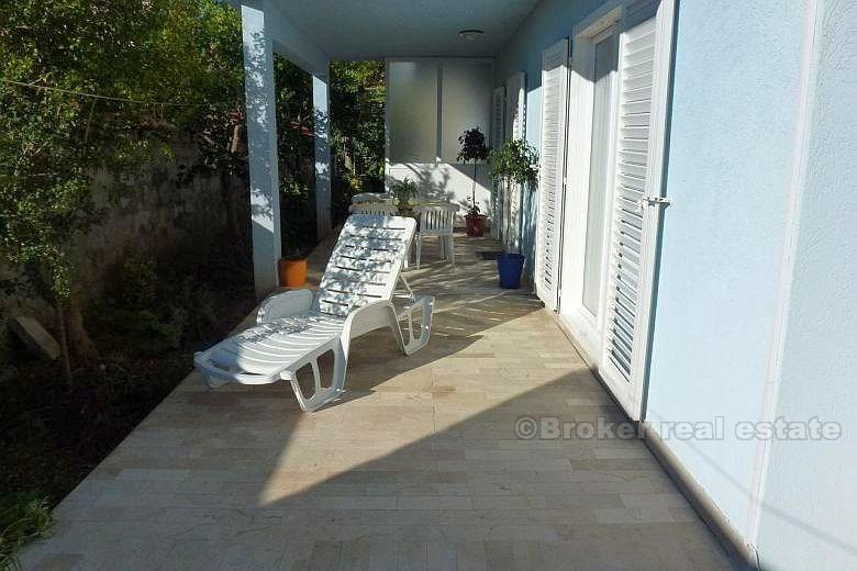 Casa indipendente con quattro appartamenti, in vendita